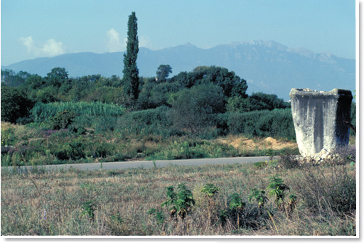 Le monument romain, le tell et le Pang?e en arri?re plan