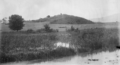 Vue du tell vers le Sud-Ouest, en 1922 ; au premier plan la source.