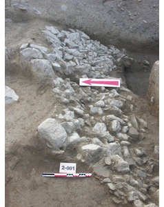 Bed of stones inside a layer of colluvium (state in 2008).