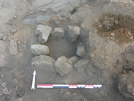 Secteur 6 (fouille 2010) : pierres de calage d’un poteau ; Bronze Ancien.