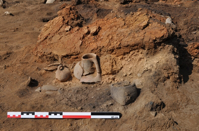 Secteur 6, maison 1 (fouille 2010) : pan de mur effondré et vases en place, fin du Néolithique Récent II (vers 4200 av. J.-C.).