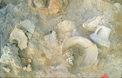 Jatte du locus 609 contenant des outils en pierre et en os ; Néolithique Récent I (vers 4900 av. J.-C.).