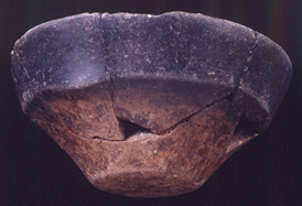 Ecuelle dite « black-topped » ; décor réalisé par enfumage différentiel ; Néolithique Récent I (vers 5200 av. J.-C.).