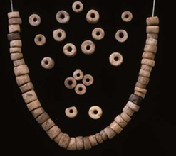 Collier de perles en marbre et en coquille de spondyle, début du Néolithique Récent II (vers 4600 av. J.-C.).