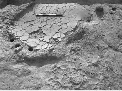 Oven built on a wood frame: post-holes are clearly visible at the periphery.