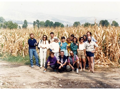 Une partie de l’équipe 1989 : de gauche à droite, 1er rang, P. Loukopoulou, R. Treuil, G. Touchais ; 2e rang, A Konstantatos, Z. Tsirtsoni, J.-Fr. Croz, G. Poursoulis, L. Rebillard, E. Vlachou, M.-Fr. Treuil, C. Froment, O. Polychronopoulou, V. Anagnostopoulos, J.-P. Demoule, P. Darcque.