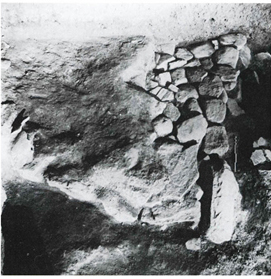 Secteur I/1961 : plate-forme en pierres revêtue de terre.