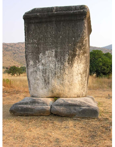 Le monument dédié à Caius Vibius.
