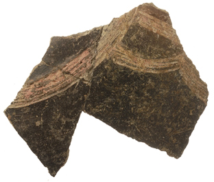 Fragment de vase fermé non tourné ; décor d’incisions remplie de matière blanche ; fin du Bronze Récent (1300-1200 av. J.-C.).