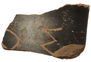 Fragment de vase à vernis noir portant un graffito incisé après cuisson ; époque classique (vers 400 av. J.-C.).