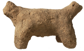 Figurine zoomorphe bicéphale ; terre cuite, fin du Néolithique Récent II (vers 4300 av. J.-C.).