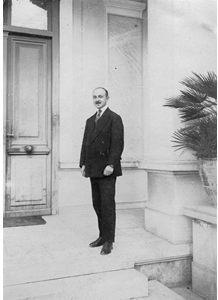 Louis Renaudin en 1920, devant le bâtiment principal de l’école française d’Athènes.