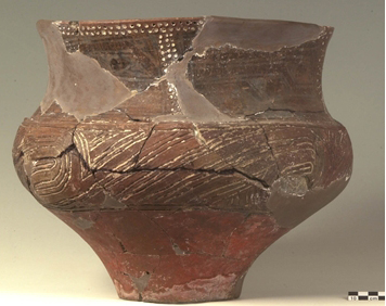 Μεγάλο αγγείο με λαιμό με εγχάρακτη διακόσμηση και γραφίτη· τέλος Νεότερης Νεολιθική ΙΙ (περίπου 4300 π.Χ. ).