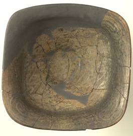 Large bowl with graphite-painted decoration, Late Neolithic II (4600-4400 BC).