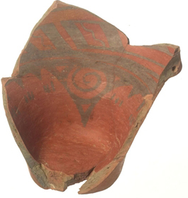Τμήμα λεκάνης με γραπτή διακόσμηση μαύρο σε κόκκινο. Νεότερη Νεολιθική ΙΙ (4600-4400 π.Χ.).