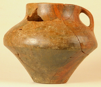 Pot caréné à col à décor peint ; Néolithique Récent I (vers 4900 av. J.-C.).