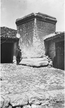 The monument of Caius Vibius in 1920.