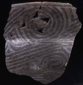 Fragment de jatte décoré au graphite ; Néolithique Récent II.