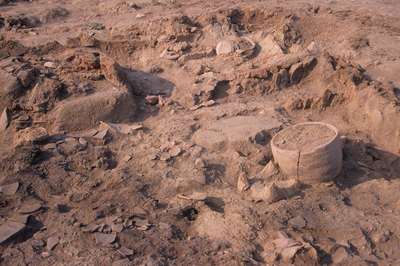 Οικία 4 του Τομέα 6 : ο χώρος Α κατά την ανασκαφή· τέλος της Νεότερης Νεολιθικής II (περίπου 4300 π.Χ.).