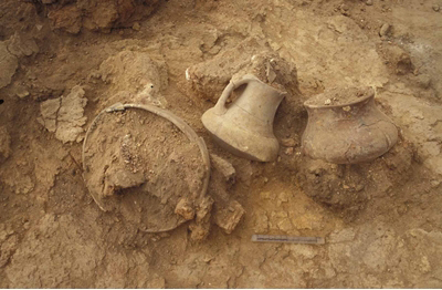 Deux pots carénés à col et une écuelle en place (fouille 1995) dans une maison du Néolithique Récent I (vers 4900 av. J.-C.).