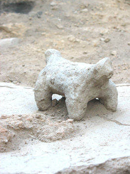 The two-headed zoomorphic figurine as it was found on the oven of house 1.